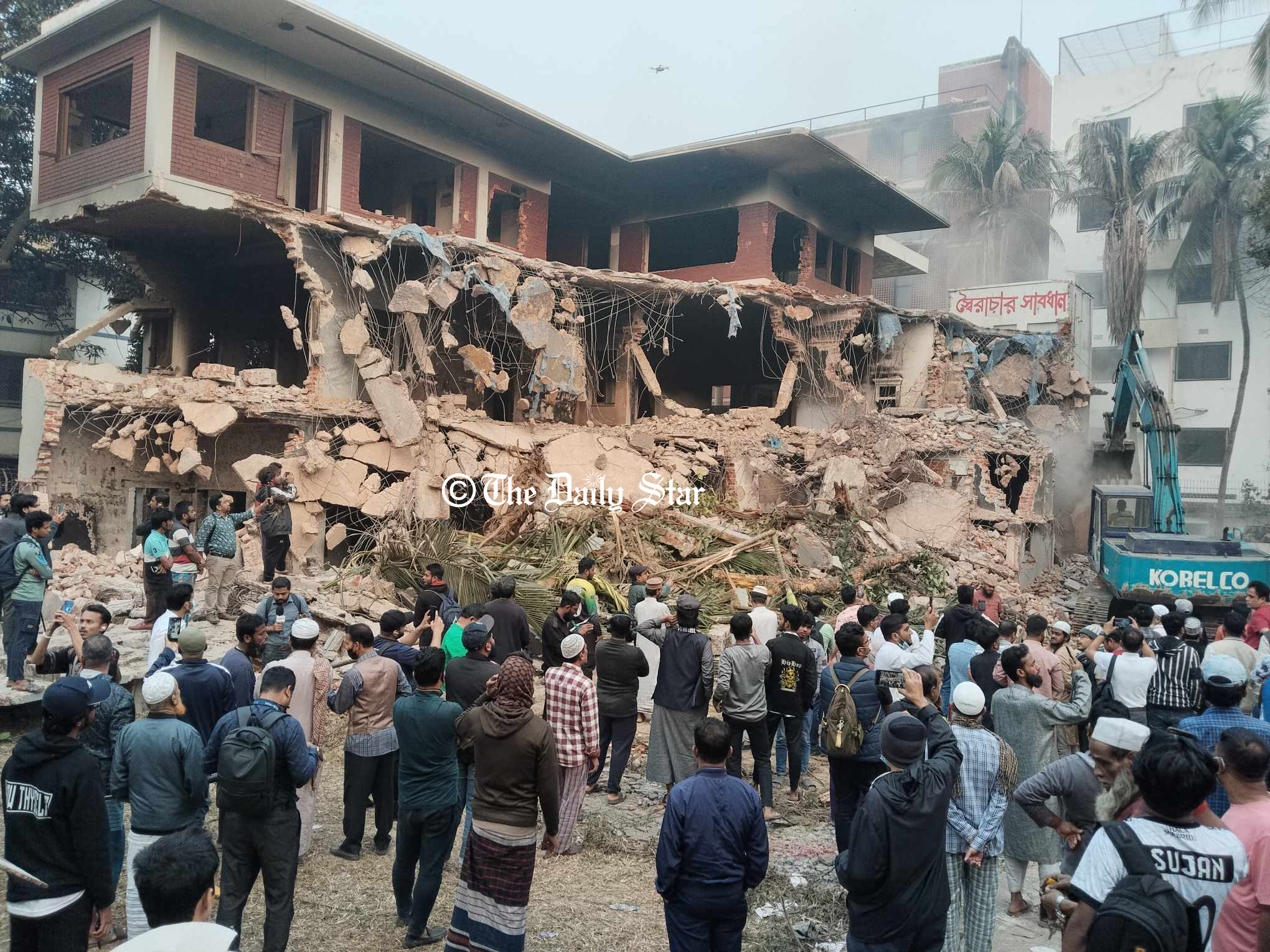 সকালেও ভাঙা হচ্ছে ধানমন্ডি ৩২ নম্বর