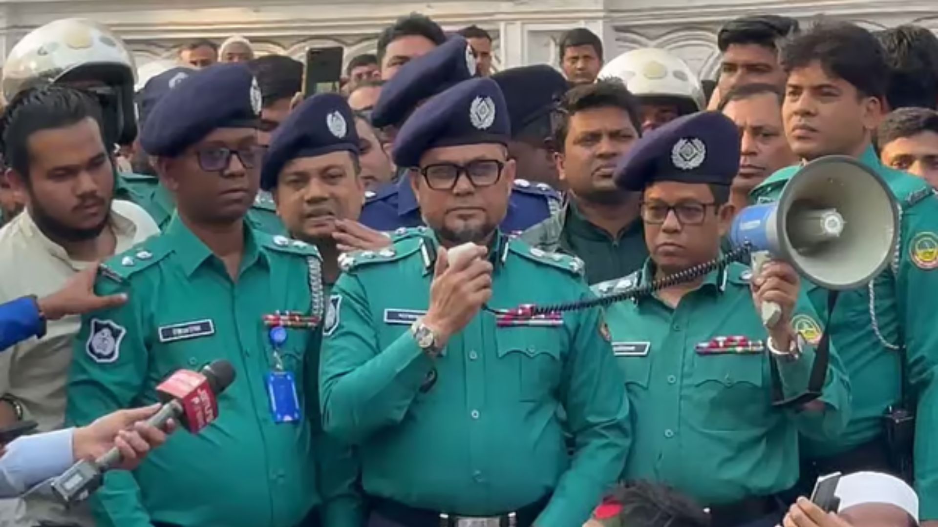 গাজীপুরে হামলার ঘটনায় ক্ষমা চাইলেন পুলিশ কমিশনার, ওসি বরখাস্ত