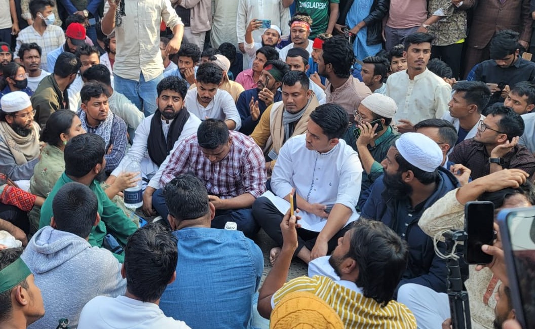 গাজীপুরে জেলা প্রশাসকের কার্যালয়ের সামনে বিক্ষোভে হাসনাত-সারজিস