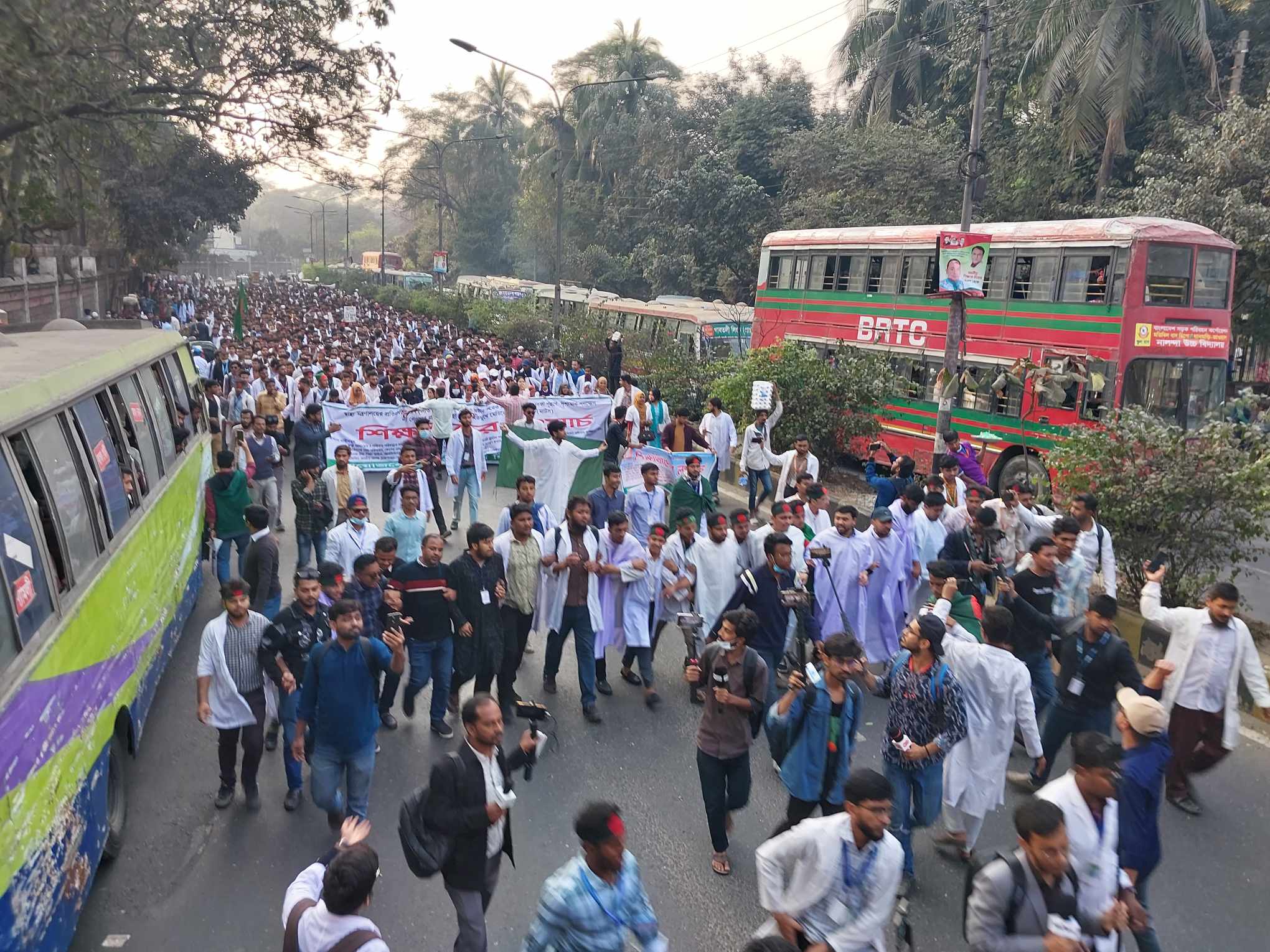 বিক্ষোভ মিছিল নিয়ে সচিবালয়ের দিকে যাচ্ছেন ম্যাটস শিক্ষার্থীরা