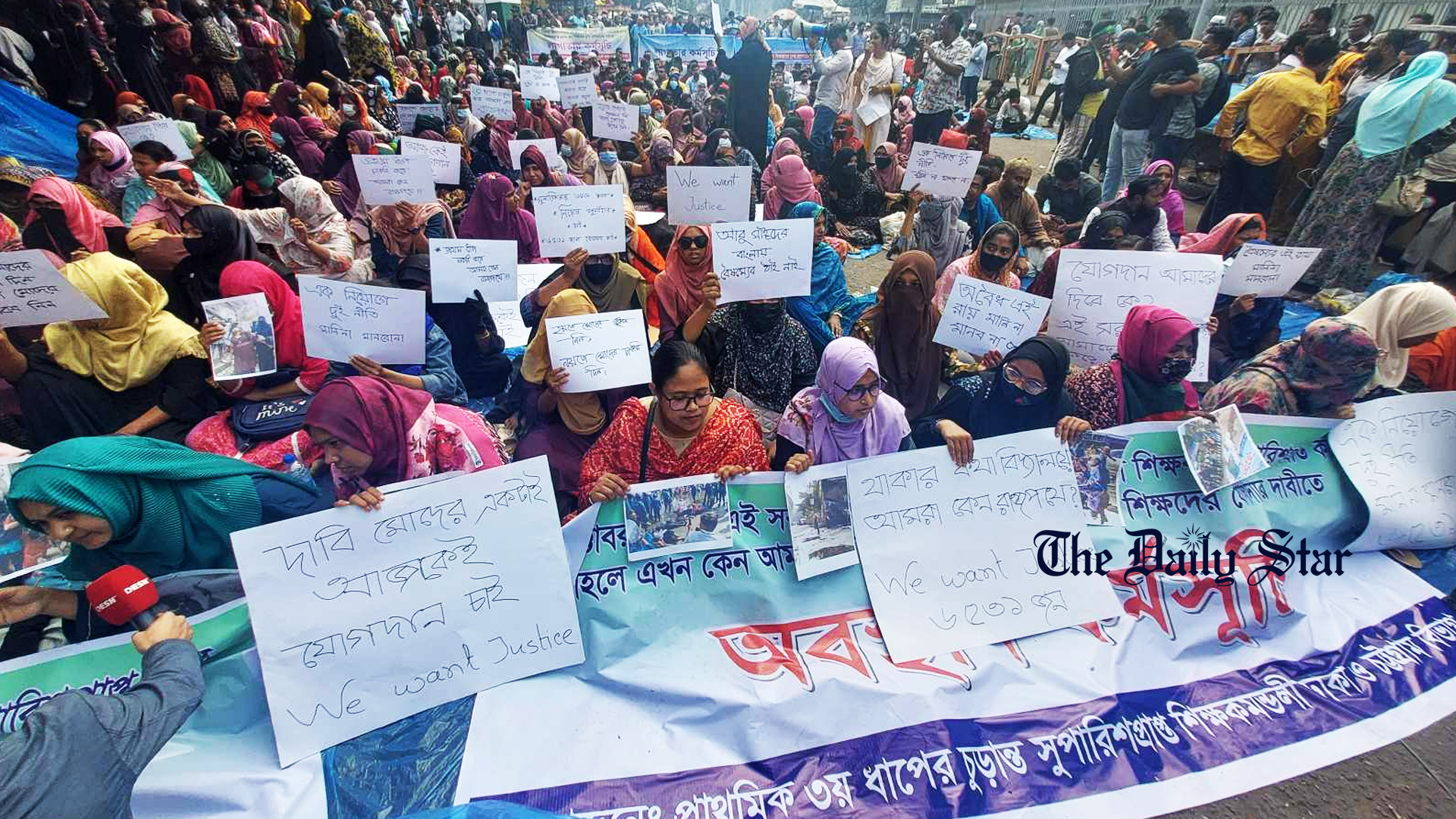 আজও শাহবাগে অবস্থান নিয়েছেন প্রাথমিকের নিয়োগ বাতিল হওয়া প্রার্থীরা