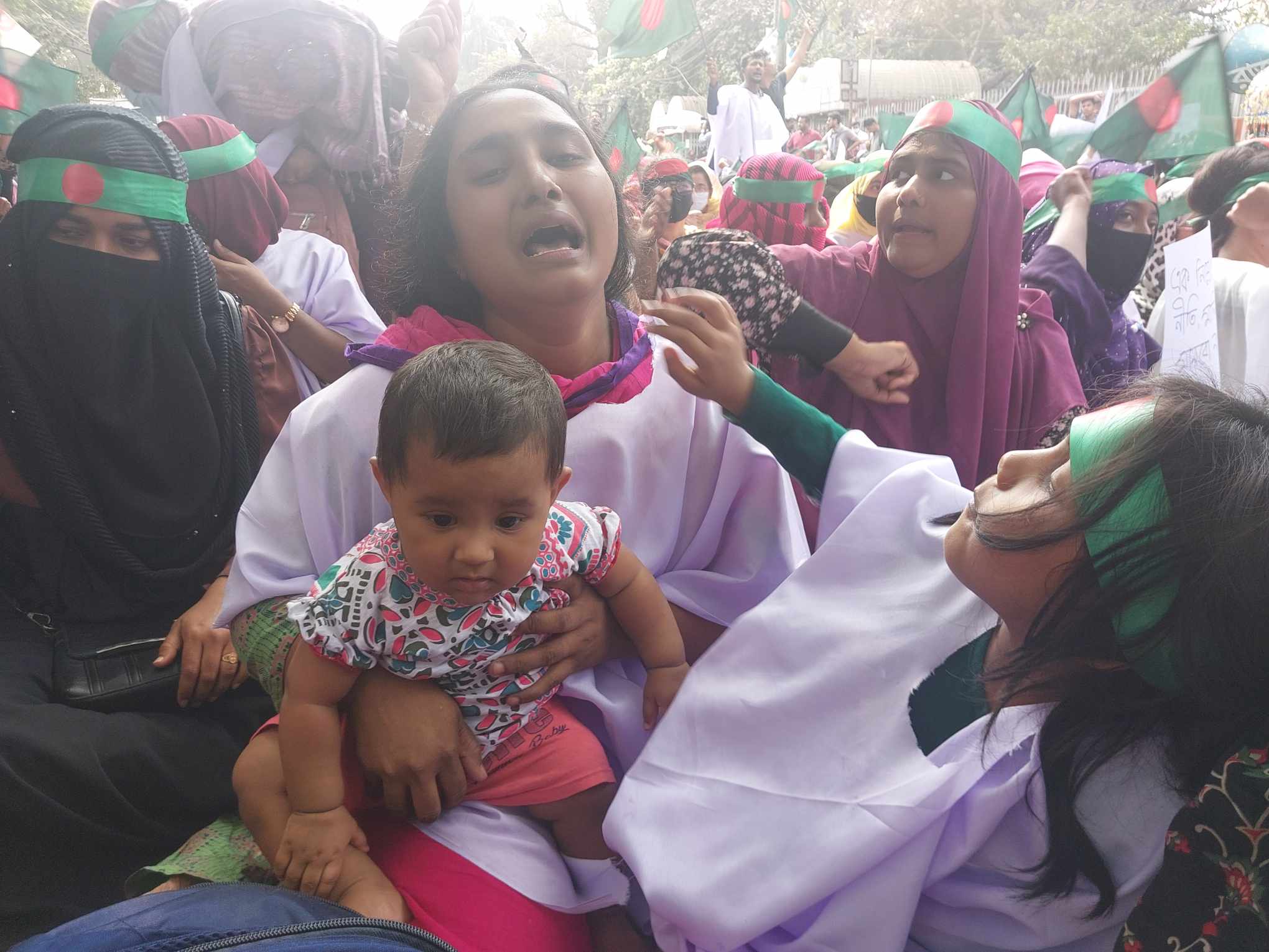 ‘চাকরি ফিরিয়ে না দিলে সন্তানদের নিয়েই রাস্তায় শহীদ হয়ে যাবো’