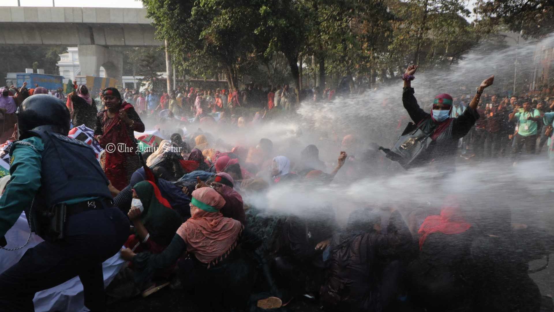 জলকামান-লাঠিচার্জ করে আন্দোলনরত শিক্ষকপ্রার্থীদের আজও ছত্রভঙ্গ করল পুলিশ