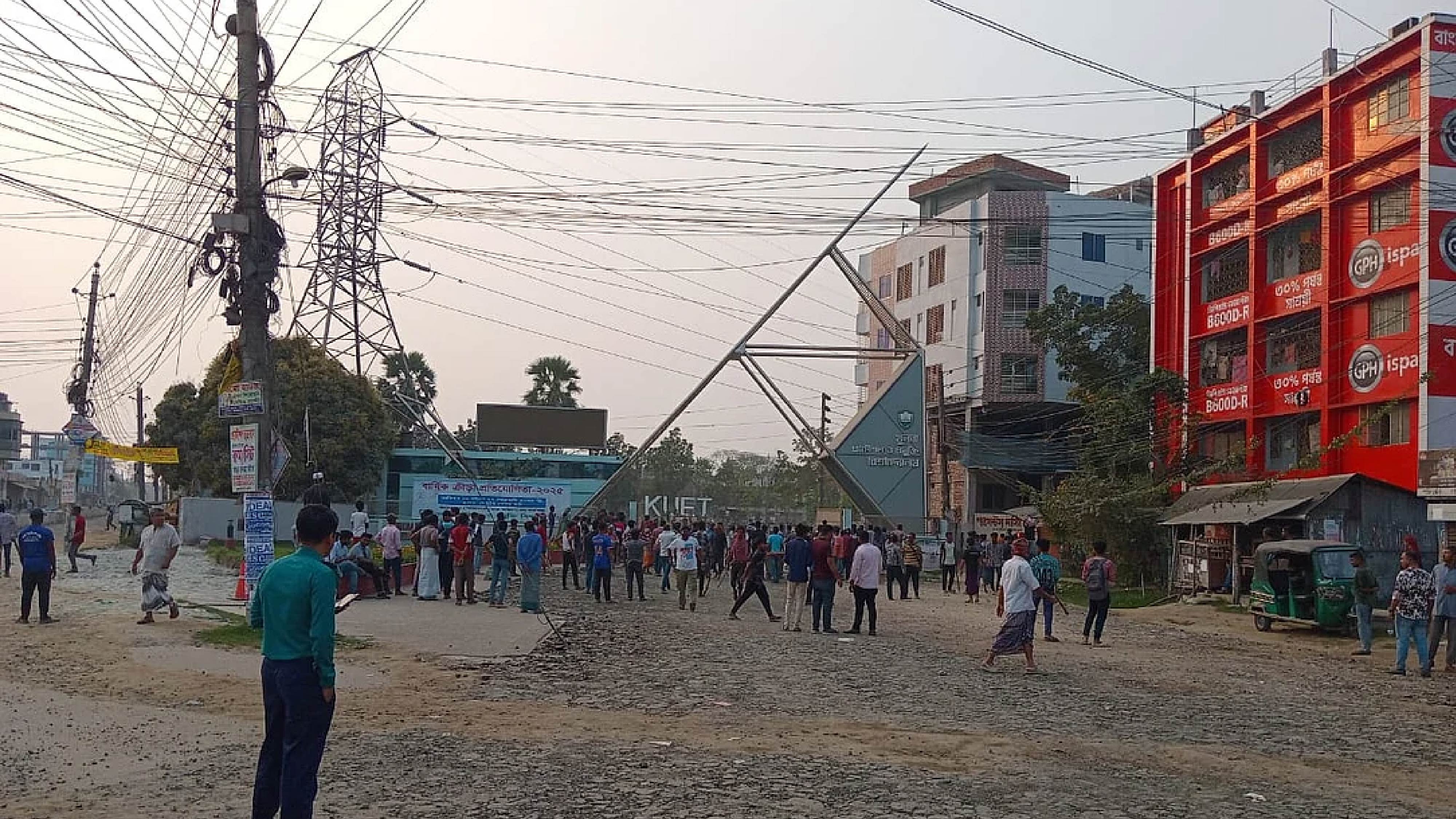 কুয়েটে ছাত্রদল ও বৈষম্যবিরোধী ছাত্র আন্দোলনের সংঘর্ষ, আহত প্রায় অর্ধশত