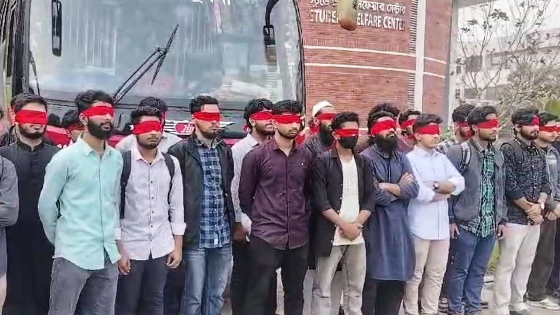 প্রধান উপদেষ্টার সঙ্গে দেখা করতে ঢাকার পথে কুয়েট শিক্ষার্থীরা&nbsp;