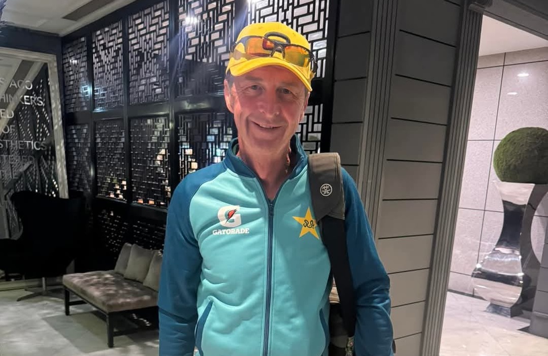 বাংলাদেশে ফেরার প্রতিশ্রুতি হেমিংয়ের, বিসিবিতে নয় দত্তক কন্যার কাছে