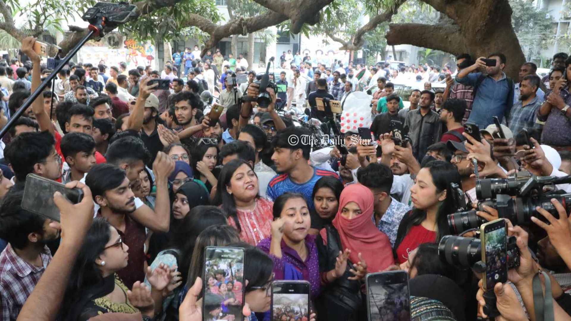 নতুন ছাত্র সংগঠন আত্মপ্রকাশের আগে ঢাবিতে বেসরকারি বিশ্ববিদ্যালয় শিক্ষার্থীদের বিক্ষোভ
