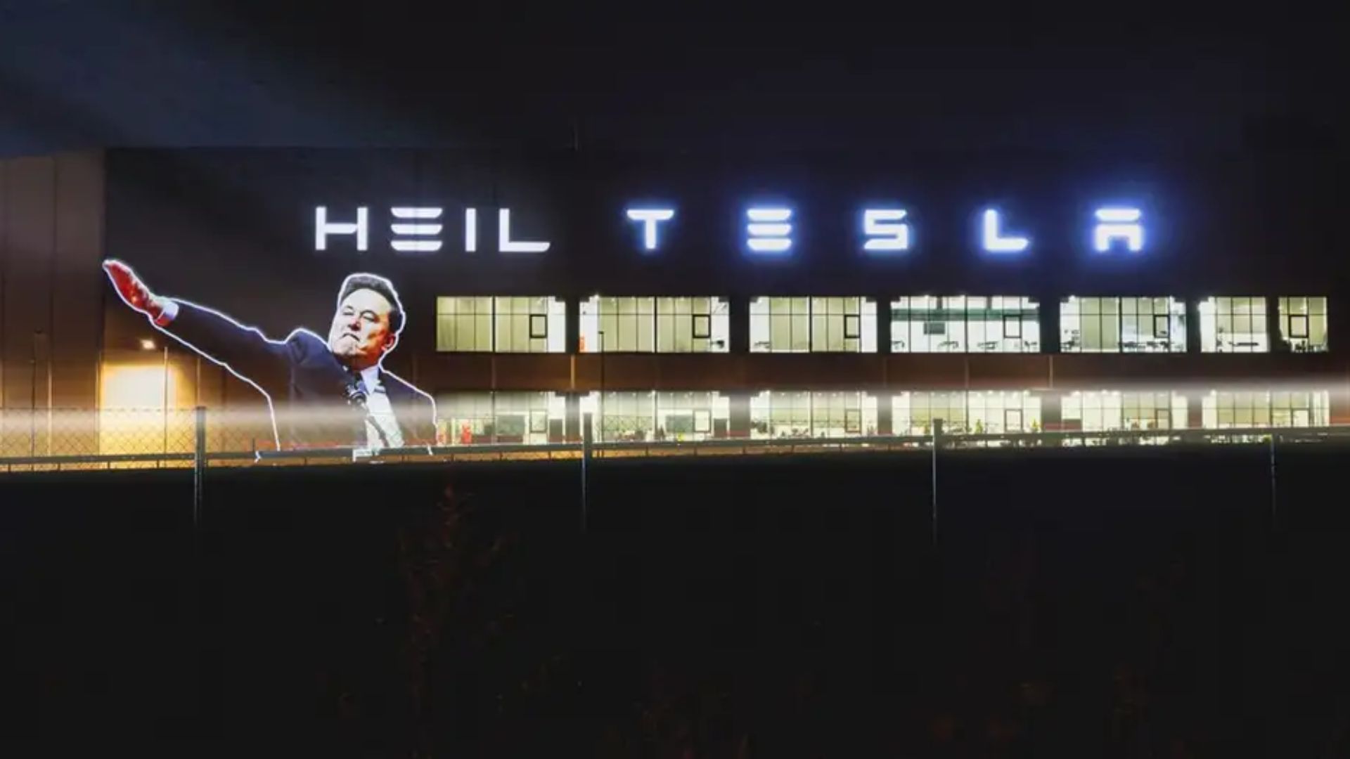 মাস্কের রাজনৈতিক হস্তক্ষেপের জেরে ইউরোপে টেসলার বিক্রি কমে অর্ধেক