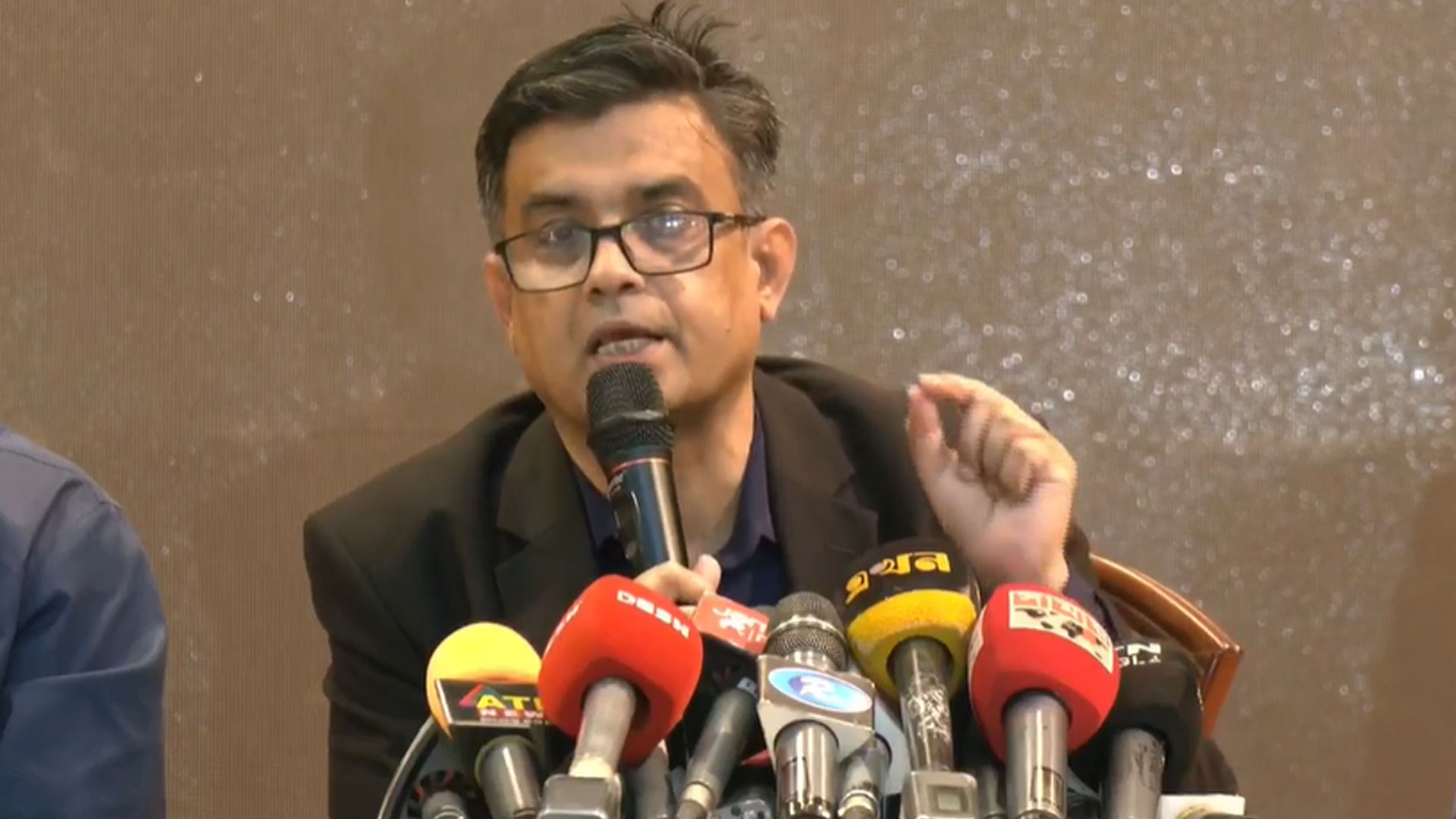 সরকারি ও আধা-সরকারি চাকরিতে অগ্রাধিকার পাবেন জুলাই শহীদ পরিবারের সদস্যরা