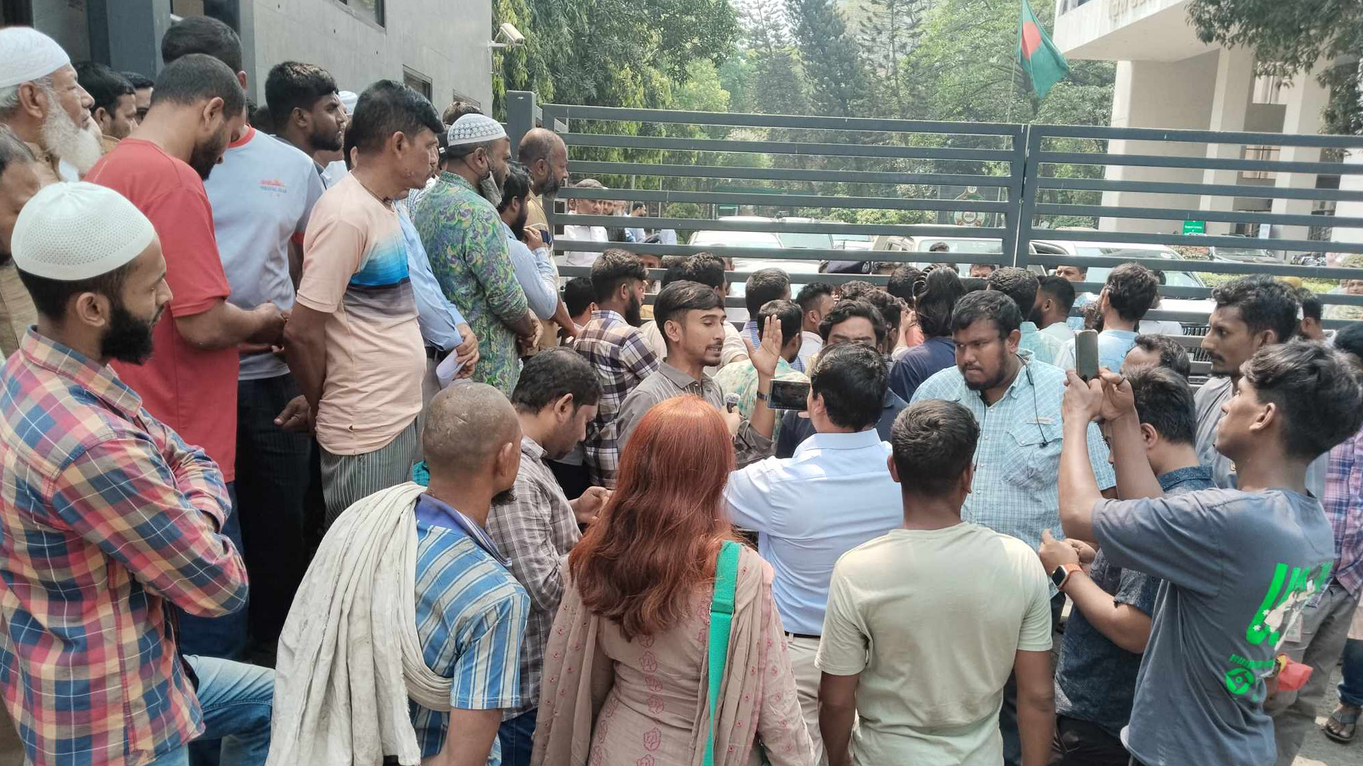 বকেয়া বেতনের দাবিতে রেলের অস্থায়ী শ্রমিকদের বিক্ষোভ