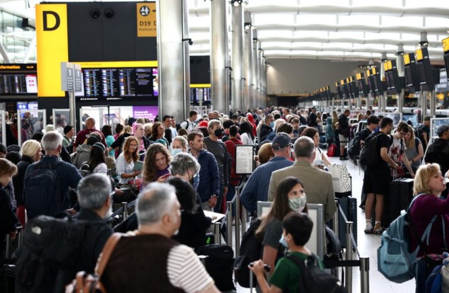 অগ্নিকাণ্ড-বিদ্যুৎ বিভ্রাটের জেরে হিথ্রো বিমানবন্দরের কার্যক্রম বন্ধ&nbsp;&nbsp;