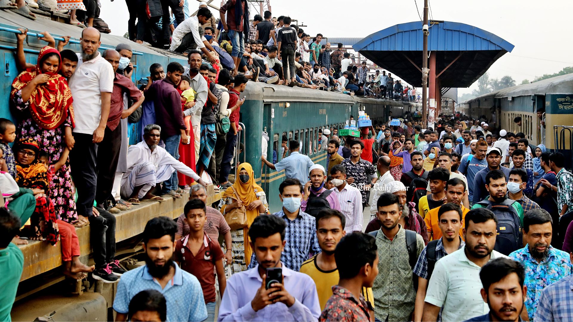 ‘ঝাঁকবাঁধা সারসের মতো উড়ে গেল মানুষের অগণিত মাথা’