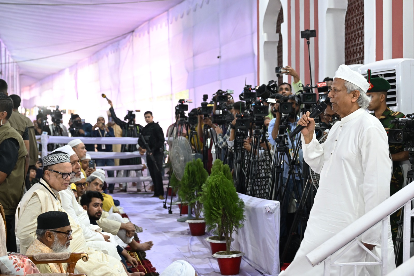 যত বাধাই আসুক, ঐক্যবদ্ধ জাতি হিসেবে নতুন বাংলাদেশ গড়বো: প্রধান উপদেষ্টা