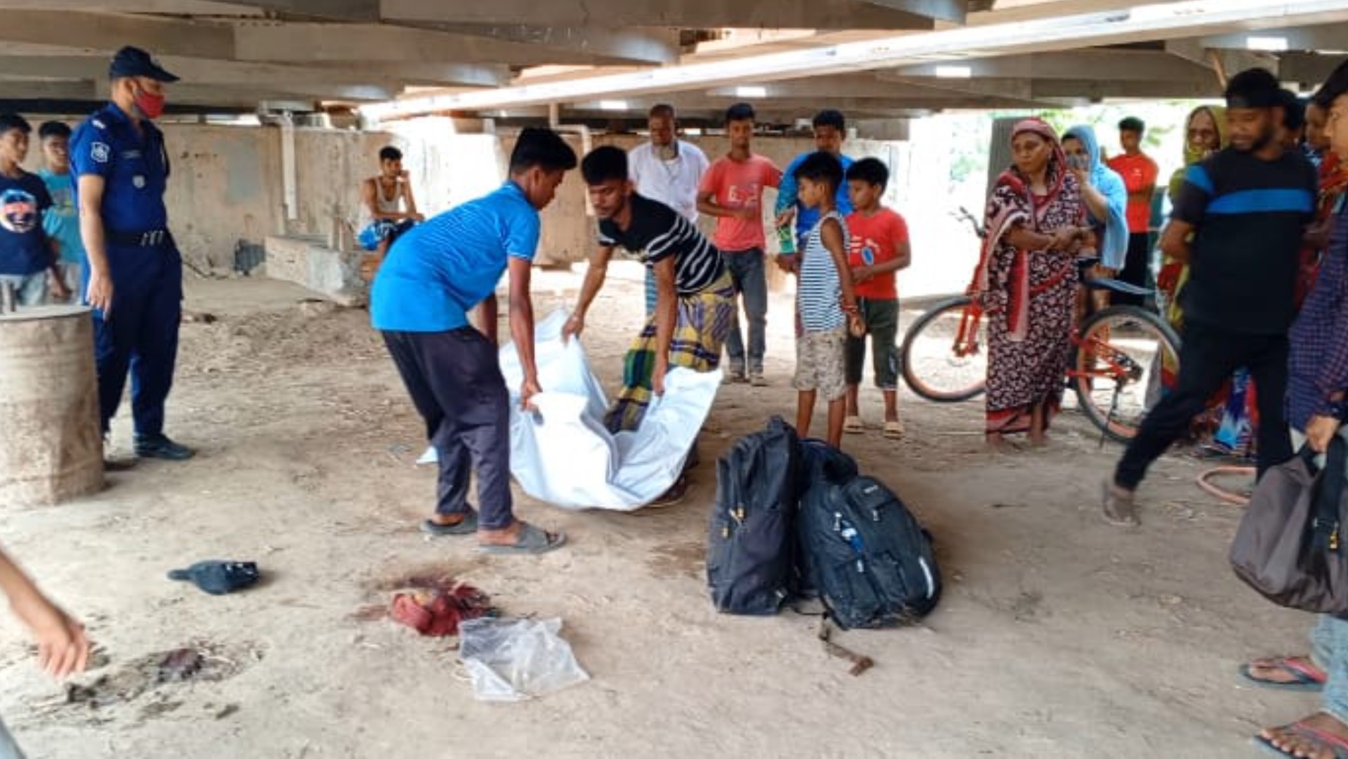 চলন্ত ট্রেনের ছাদে ‘টিকটক’ করতে গিয়ে ছিটকে পড়ে নিহত ২