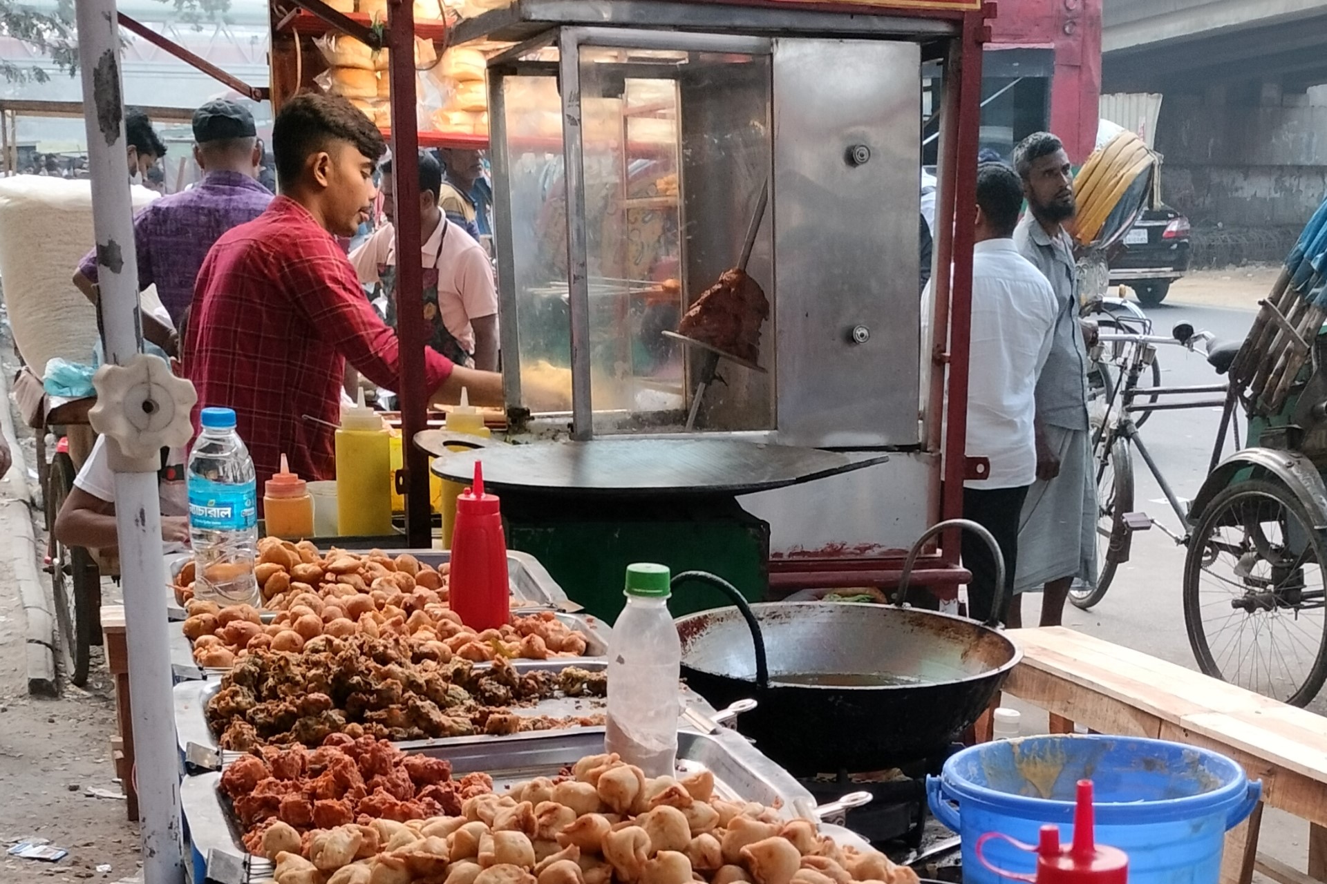 ফার্মগেটের বাহারি স্বাদের স্ট্রিটফুড