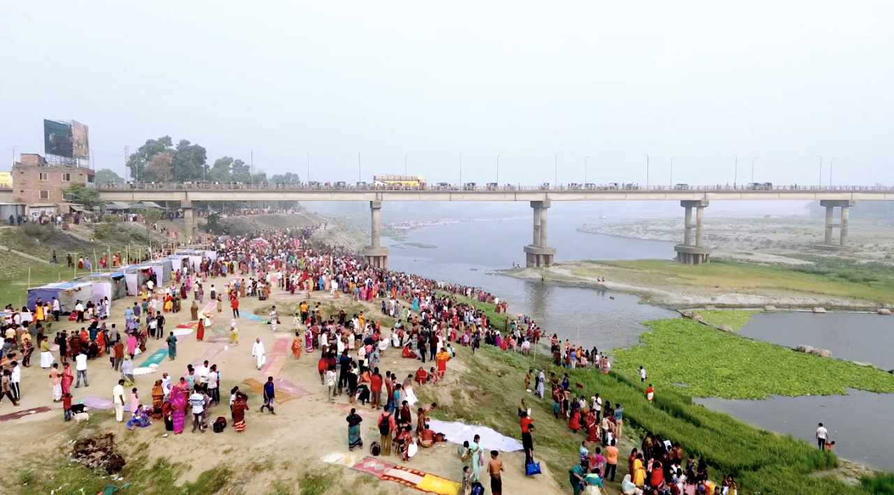 ব্রহ্মপুত্র নদে অষ্টমীর স্নান: জামালপুরে হাজারো পুণ্যার্থীর ভিড়