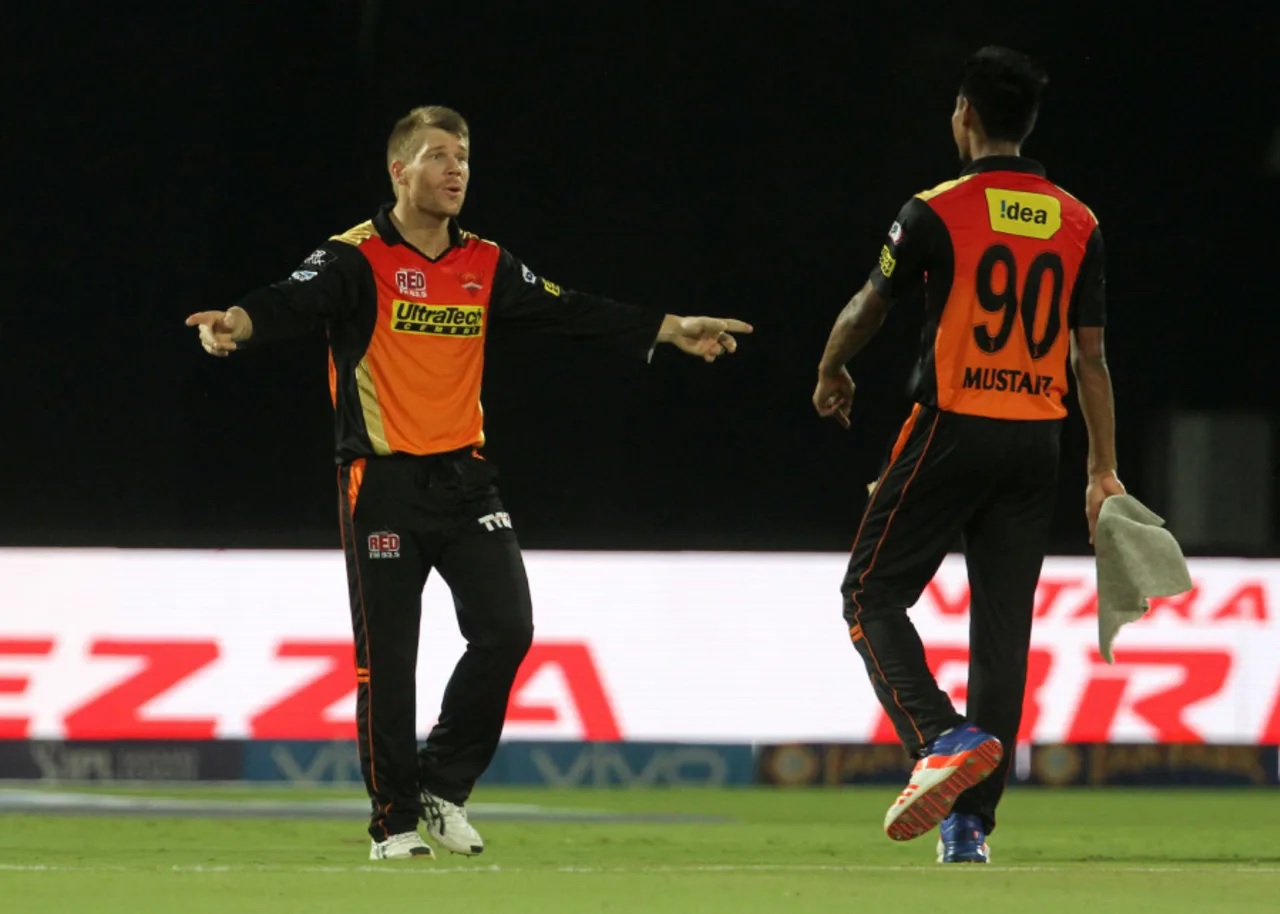 মোস্তাফিজের সঙ্গে ইশারা ভাষায় কথা বলে যে বিপত্তিতে পড়েছিলেন ওয়ার্নার