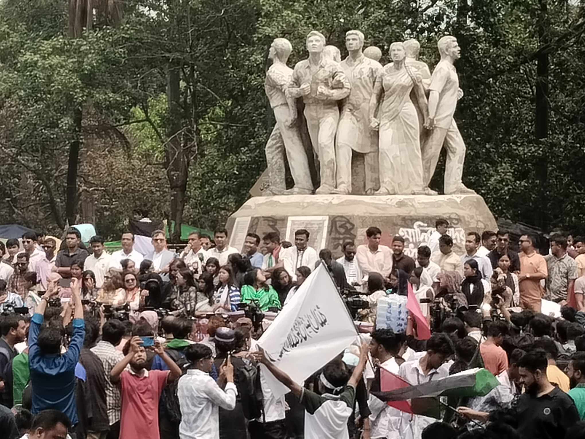 গাজায় ইসরায়েলি গণহত্যার প্রতিবাদে ঢাবিতে ছাত্রদলের বিক্ষোভ