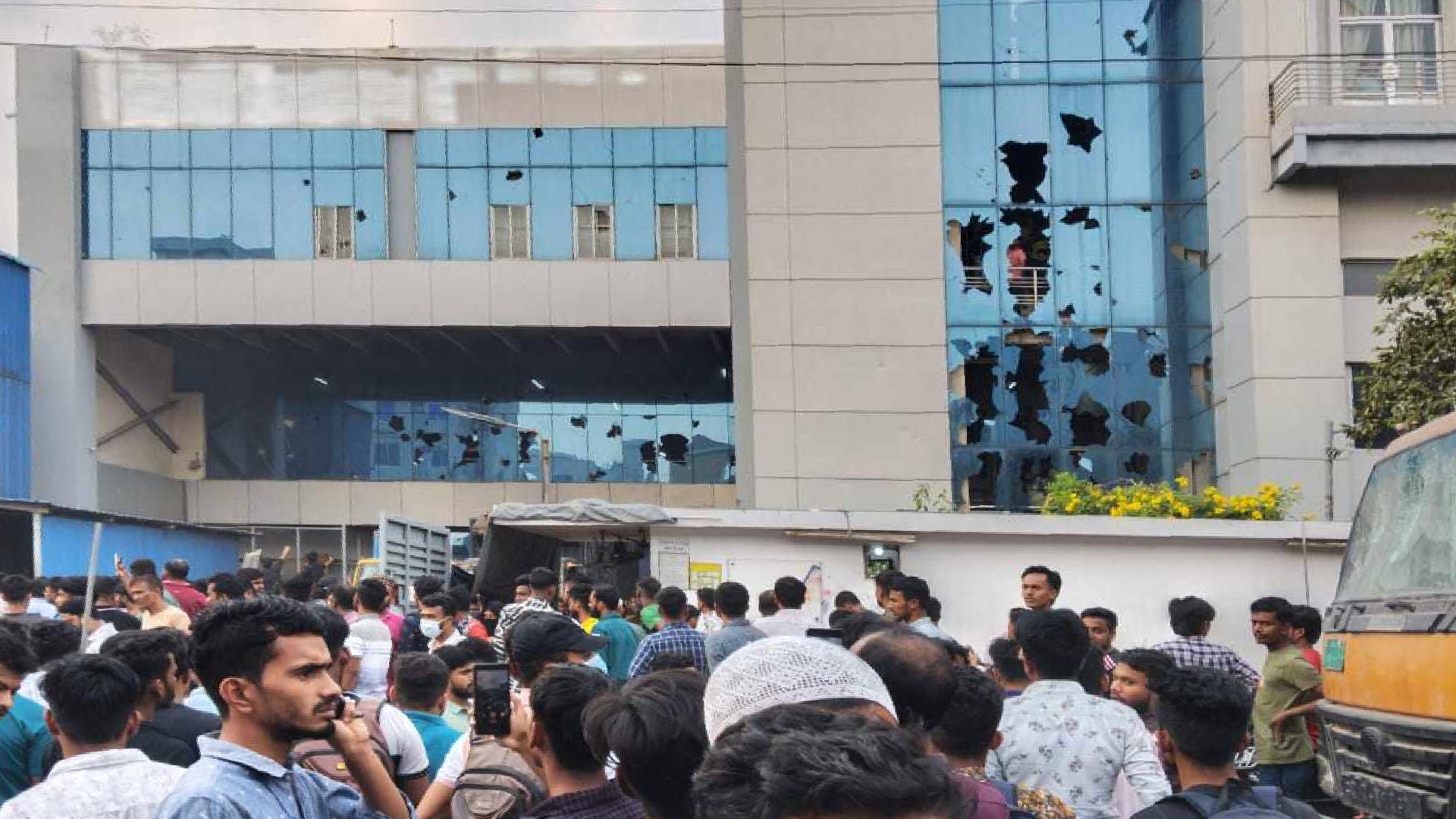 মিছিল থেকে ২ পোশাক কারখানায় হামলা-ভাঙচুর, আটক ৪৫