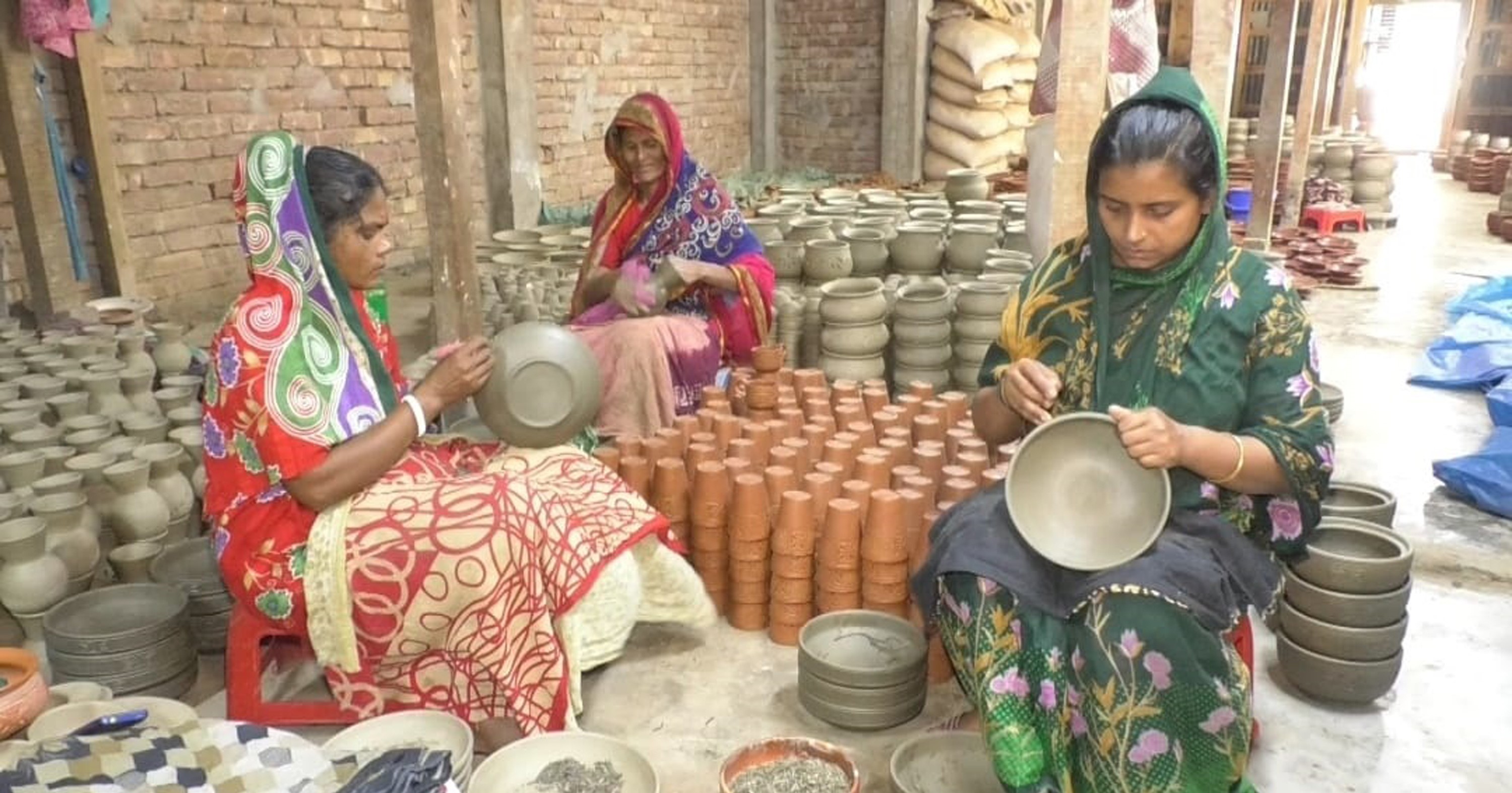 পহেলা বৈশাখ ঘিরে পটুয়াখালীর মৃৎশিল্পীদের ব্যস্ত সময়
