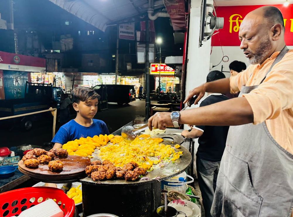 মিরপুরের এই কোয়েলের ডিম চাপের স্বাদ নিয়েছেন?