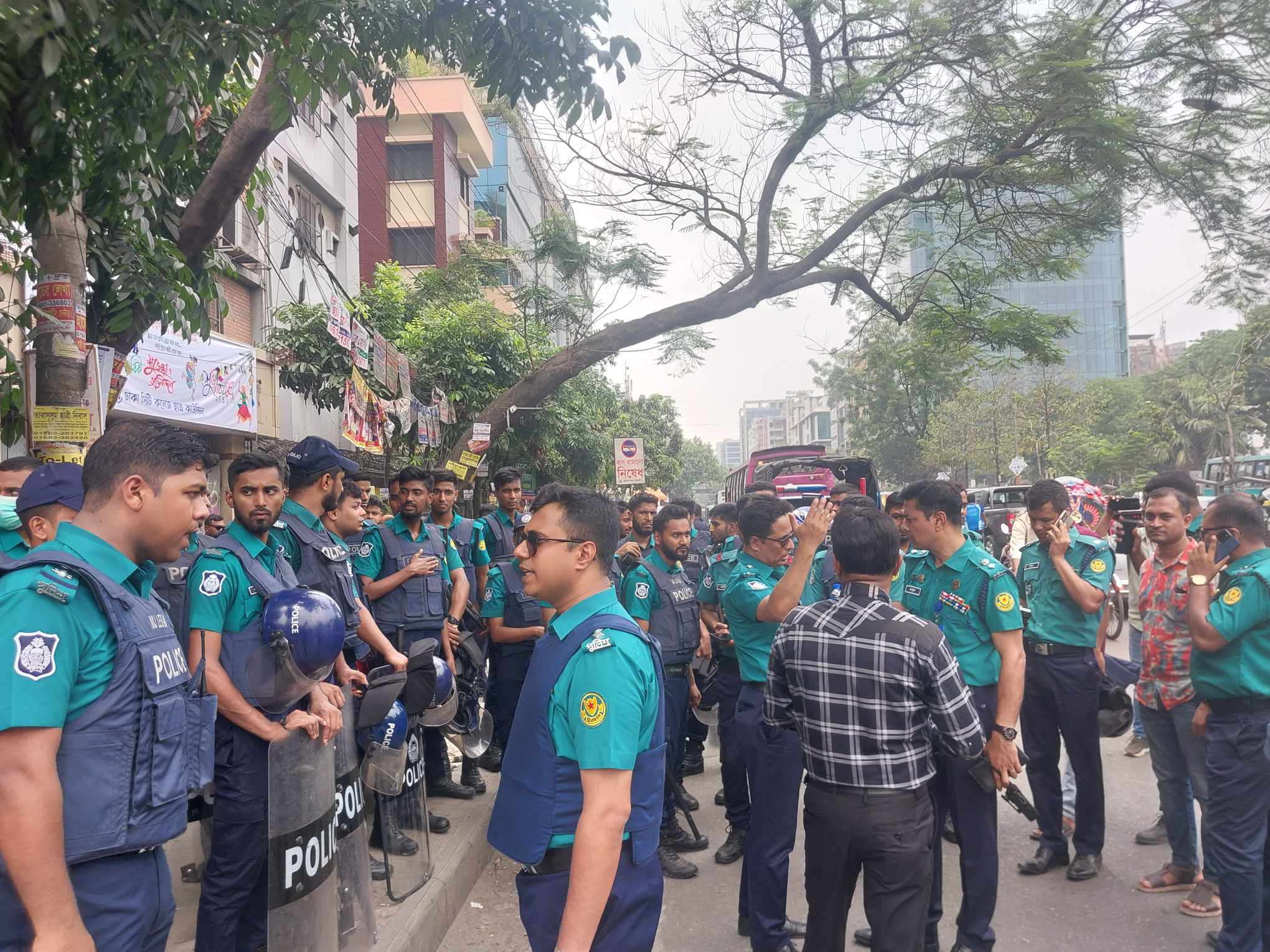 ঢাকা কলেজ-সিটি কলেজ শিক্ষার্থীদের সংঘর্ষ, ধাওয়া-পাল্টা ধাওয়া