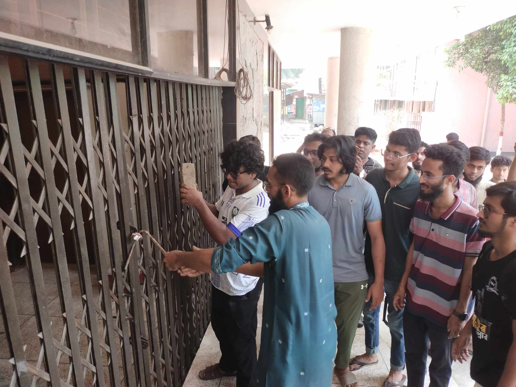 তালা ভেঙে ৫ হলে ঢুকলেন কুয়েট শিক্ষার্থীরা