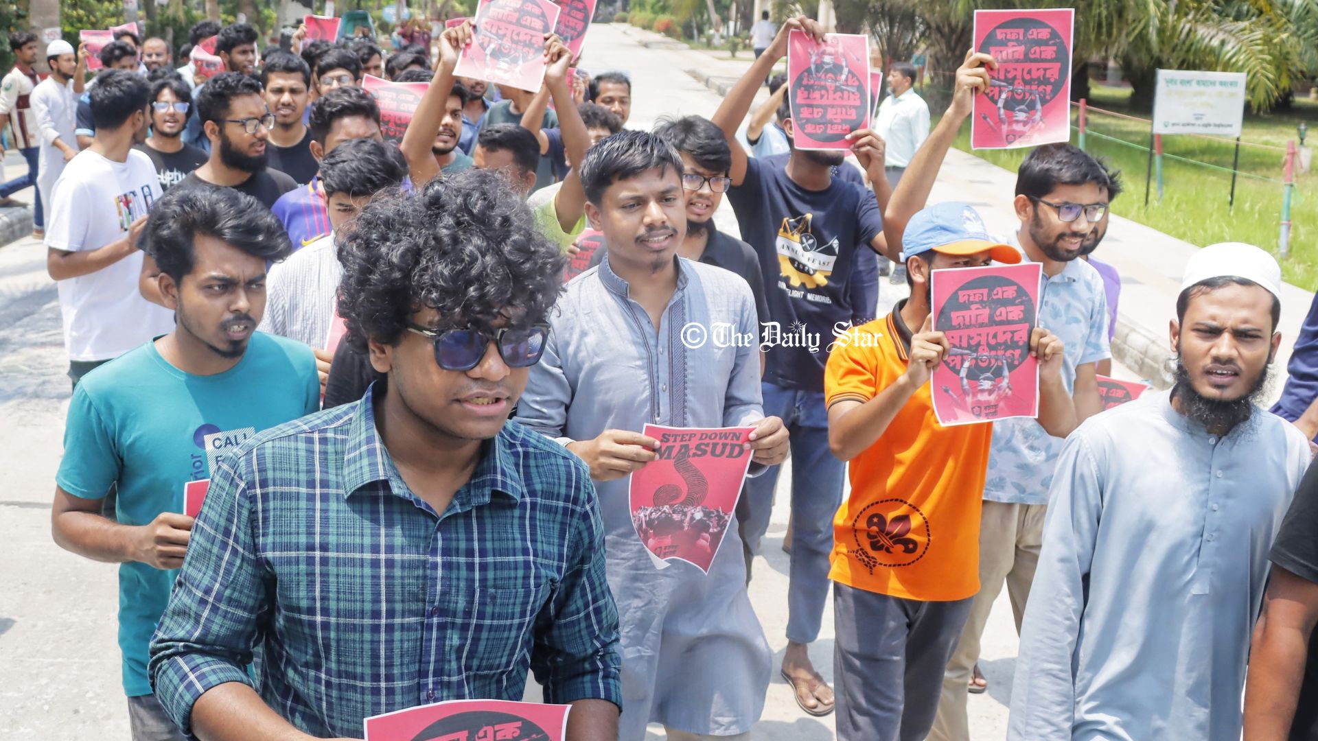 কুয়েট ভিসির পদত্যাগ চায় শিক্ষার্থীরা, বিপক্ষে শিক্ষক-কর্মকর্তারা