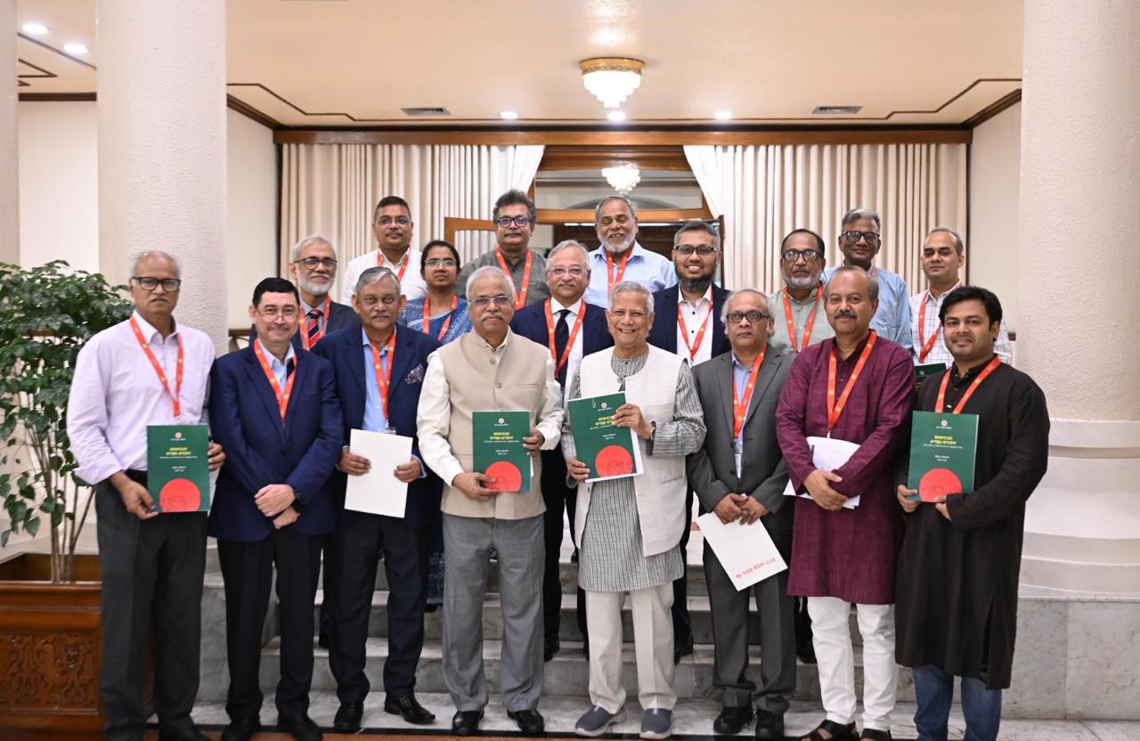 প্রধান উপদেষ্টার কাছে শ্রম সংস্কার কমিশনের প্রতিবেদন জমা