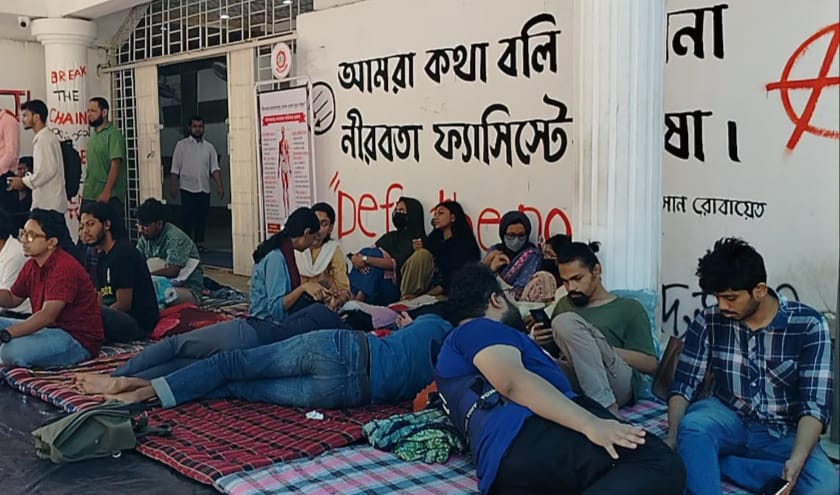 চারুকলা মূল ক্যাম্পাসে ফেরাতে চবি শিক্ষার্থীদের অনশনের ২৪ ঘণ্টা