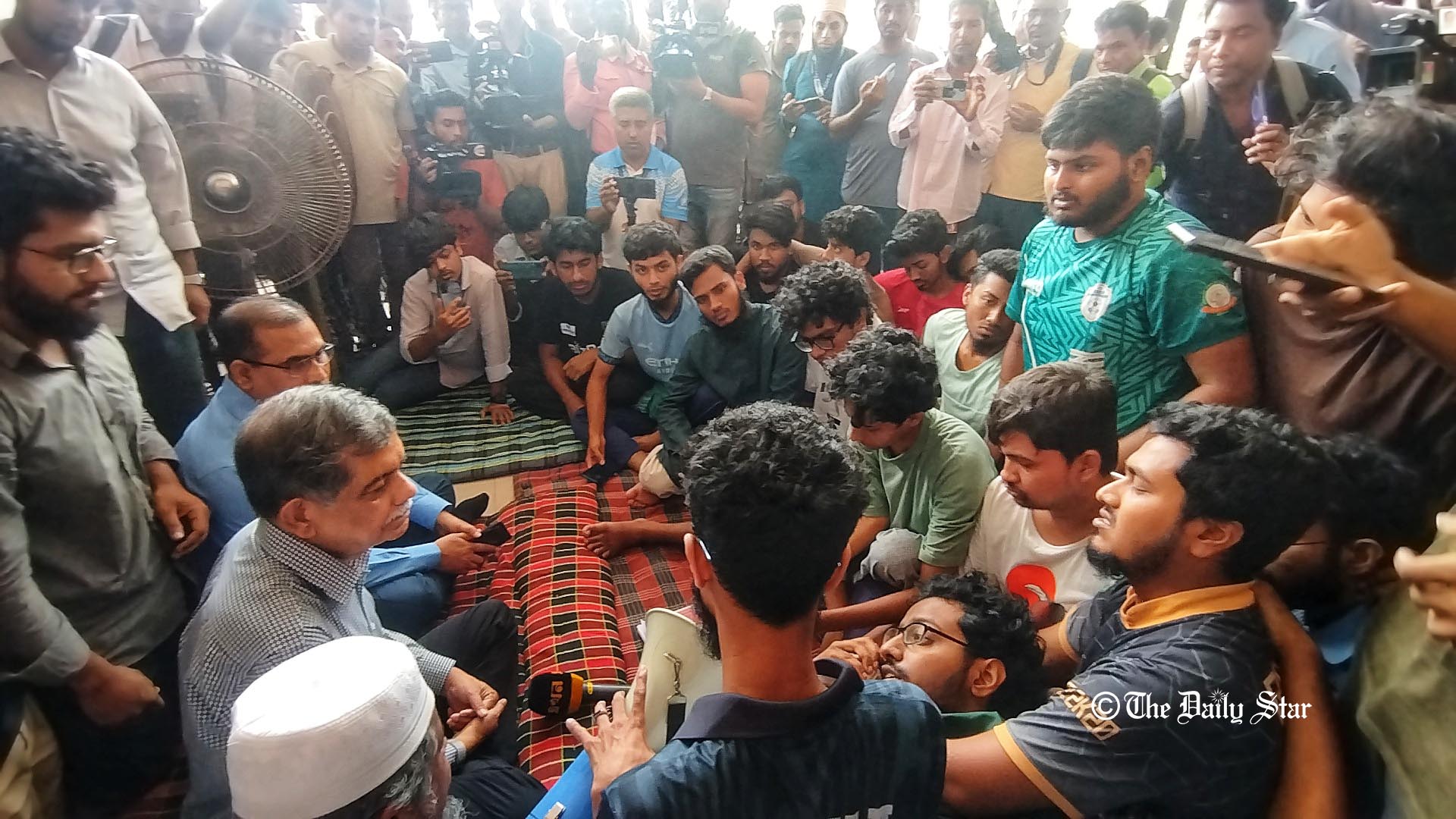 শিক্ষা উপদেষ্টার অনুরোধেও অনড় অনশনরত কুয়েট শিক্ষার্থীরা