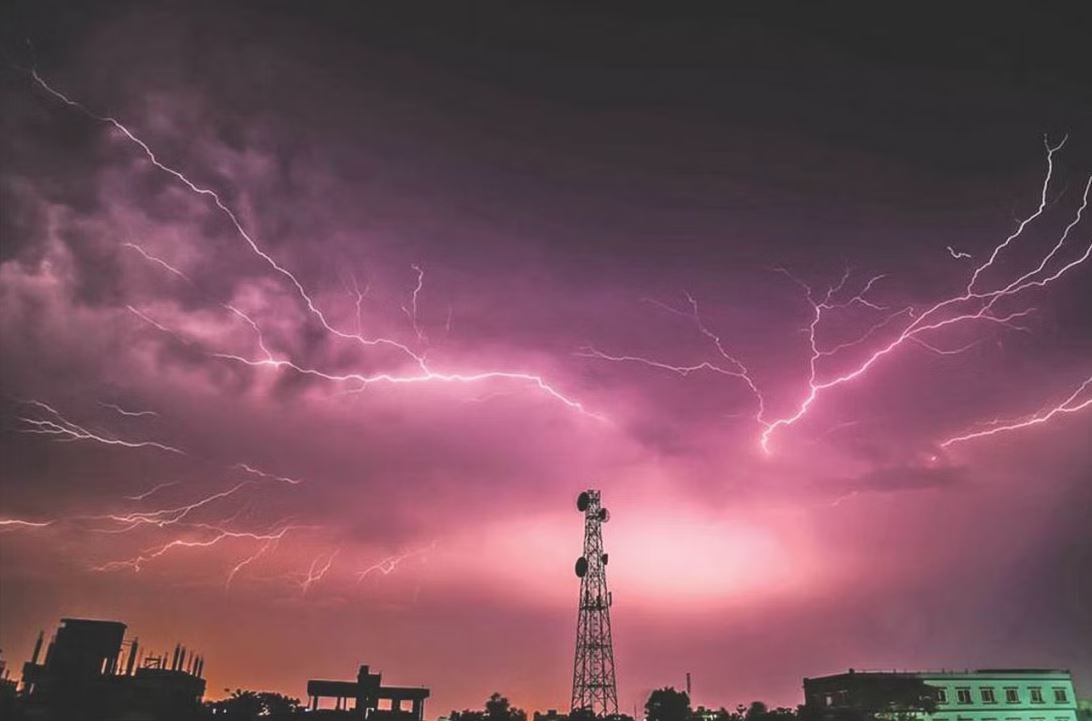 ‘বায়ুদূষণে’ বাড়ছে বজ্রপাত