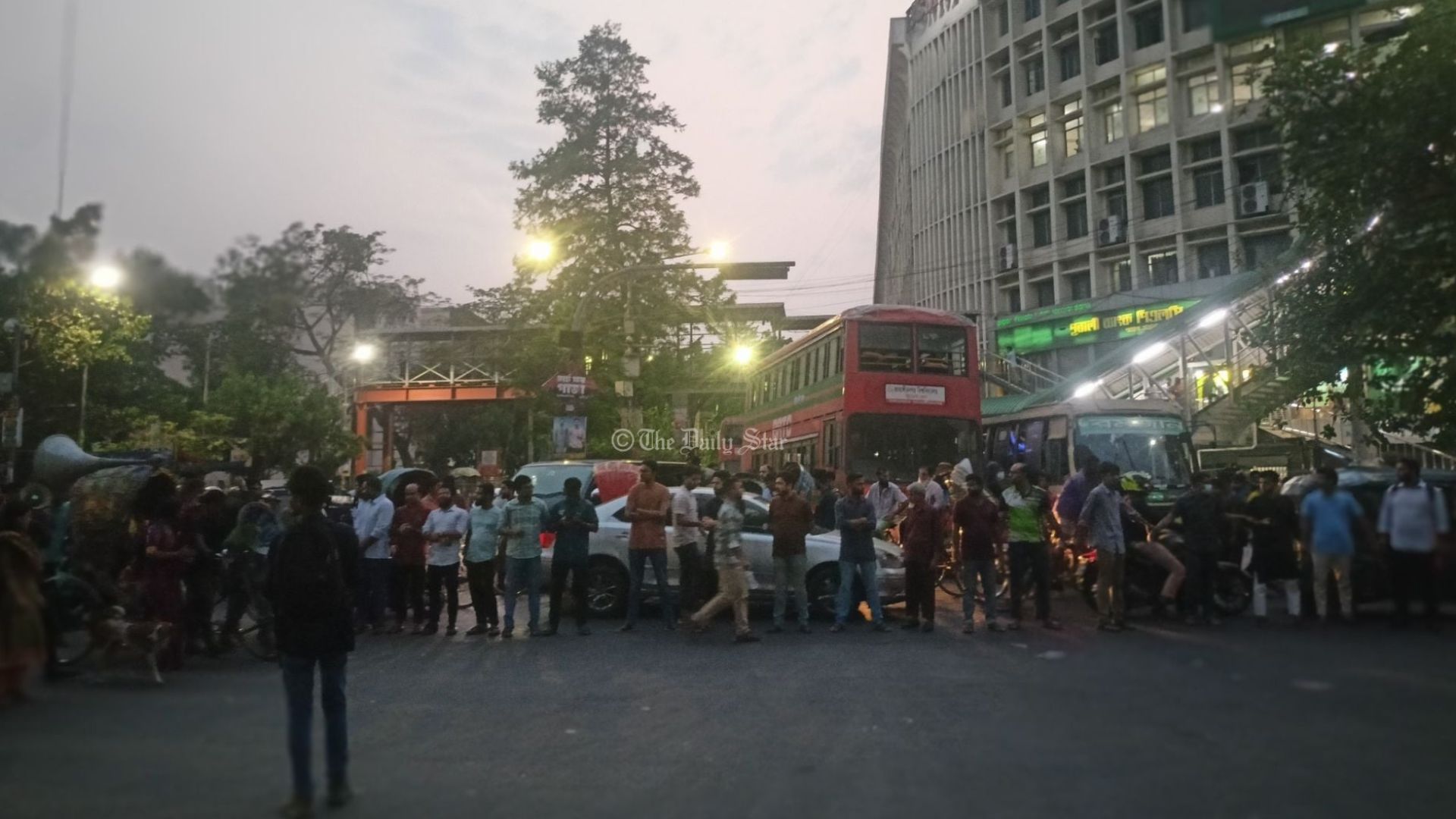 পিএসসি সংস্কারসহ ৮ দাবিতে চাকরিপ্রত্যাশীদের শাহবাগ মোড় অবরোধ