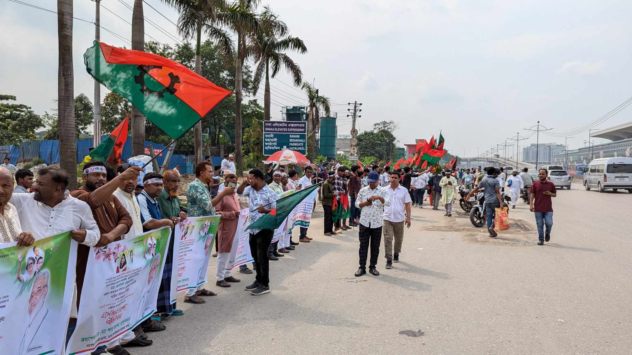 খালেদা জিয়াকে স্বাগত জানাতে বিমানবন্দর সড়কে বিএনপির হাজারো নেতাকর্মী