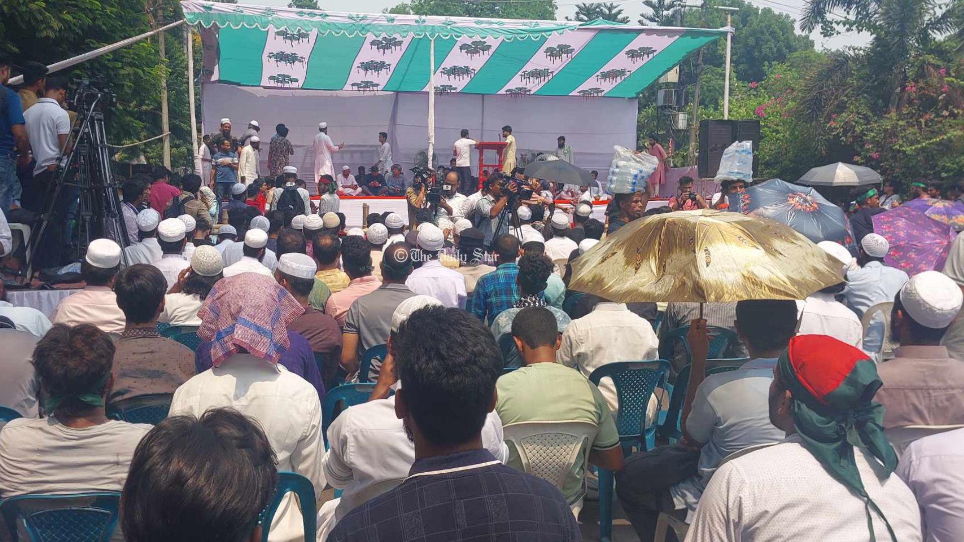 আ. লীগ নিষিদ্ধের দাবিতে মিন্টো রোডের মুখে মঞ্চ করে ছাত্র-জনতার জমায়েত