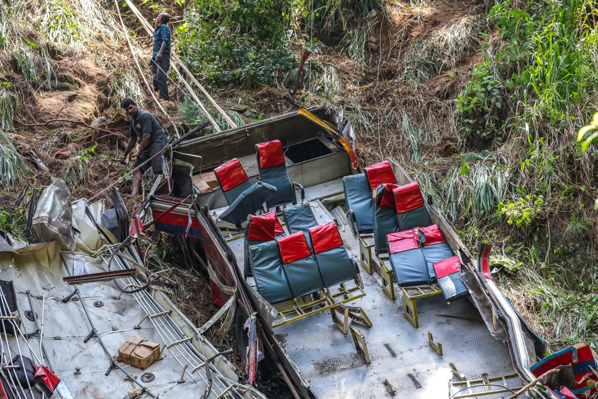 শ্রীলঙ্কায় তীর্থযাত্রীবাহী বাস খাদে পড়ে নিহত ২১