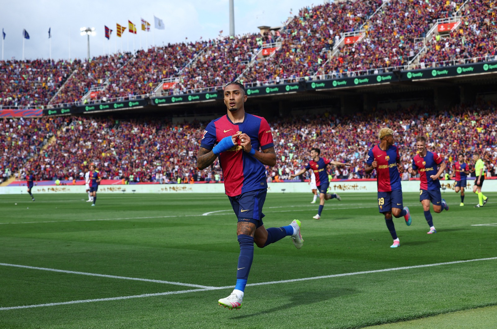 এমবাপের হ্যাটট্রিক ছাপিয়ে জিতে শিরোপার আরও কাছে বার্সেলোনা