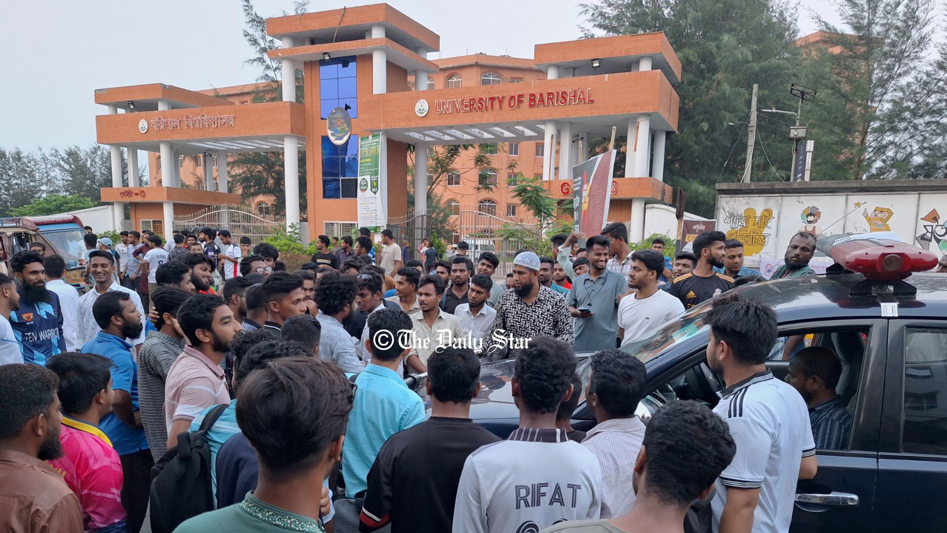 আন্দোলনের মুখে বরিশাল বিশ্ববিদ্যালয়ের ভিসি-প্রোভিসি-ট্রেজারারকে অব্যাহতি