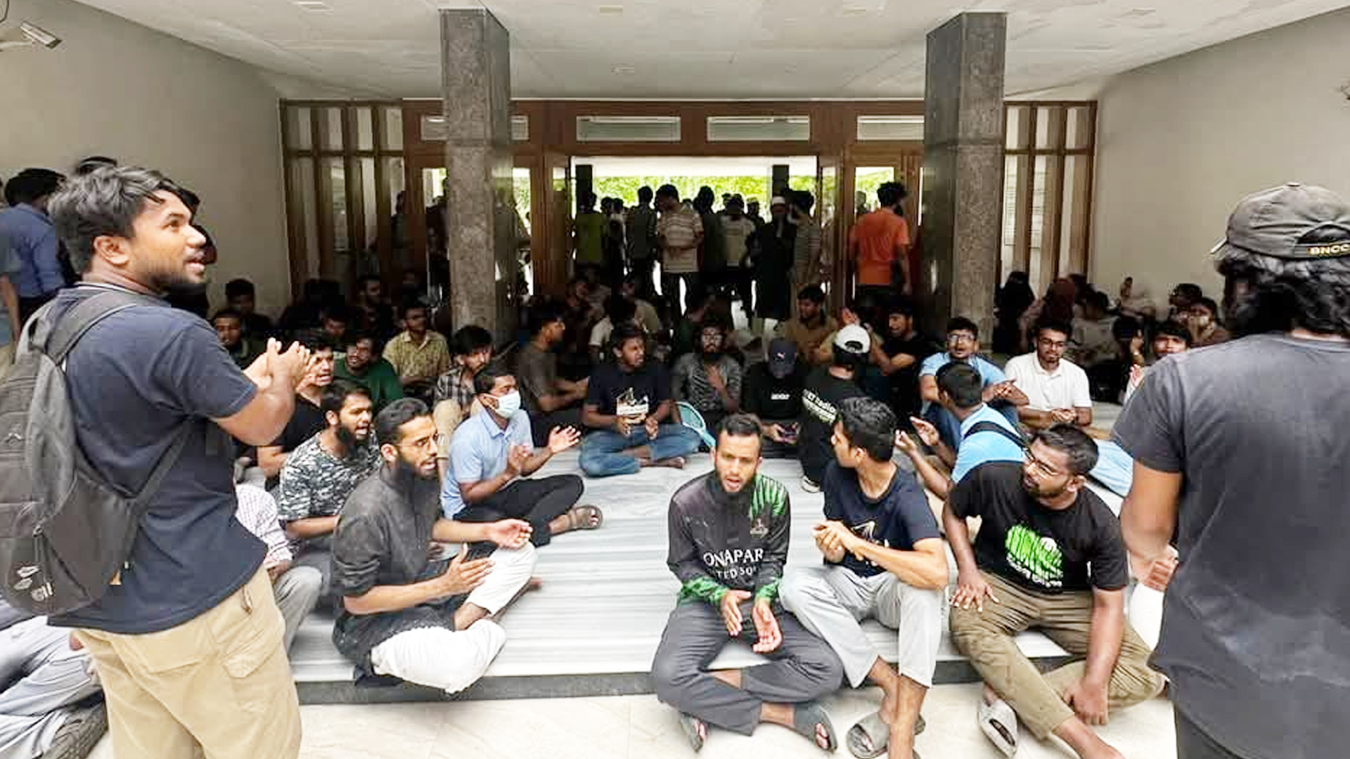 আবার আন্দোলনে কুয়েট শিক্ষার্থীরা, শ্রেণিকক্ষে ফেরেননি শিক্ষক