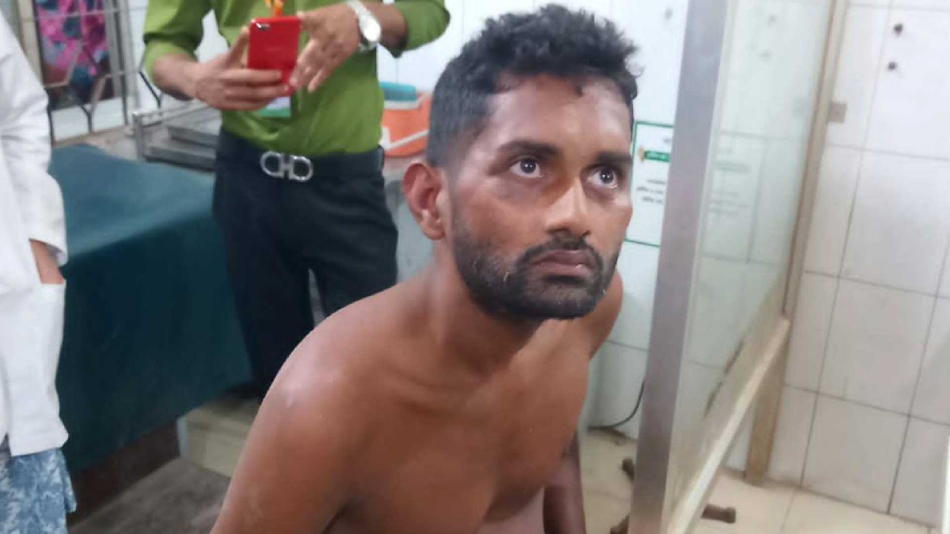 ‘চোর সন্দেহে’ সাভারে যুবককে গাছে বেঁধে ৩ ঘণ্টা নির্যাতন