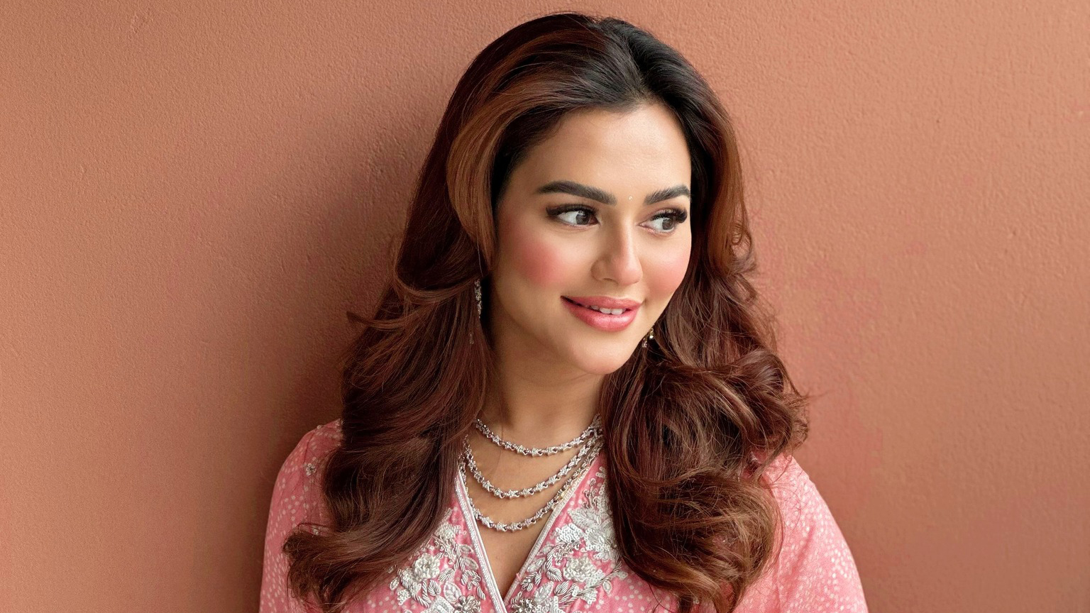 নুসরাত ফারিয়া শাহজালাল বিমানবন্দরে আটক