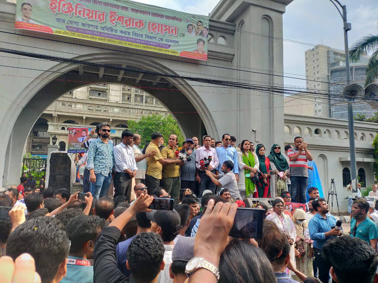 নগর ভবনের সামনে কাল আবার ইশরাক সমর্থকদের অবস্থান কর্মসূচি