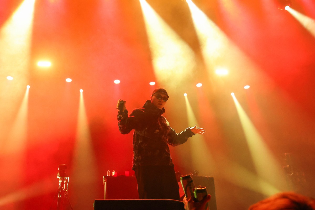 কনসার্টে আইরিশ র্যাপারের হাতে হিজবুল্লাহর পতাকা, ‘সন্ত্রাসবাদের’ অভিযোগে মামলা