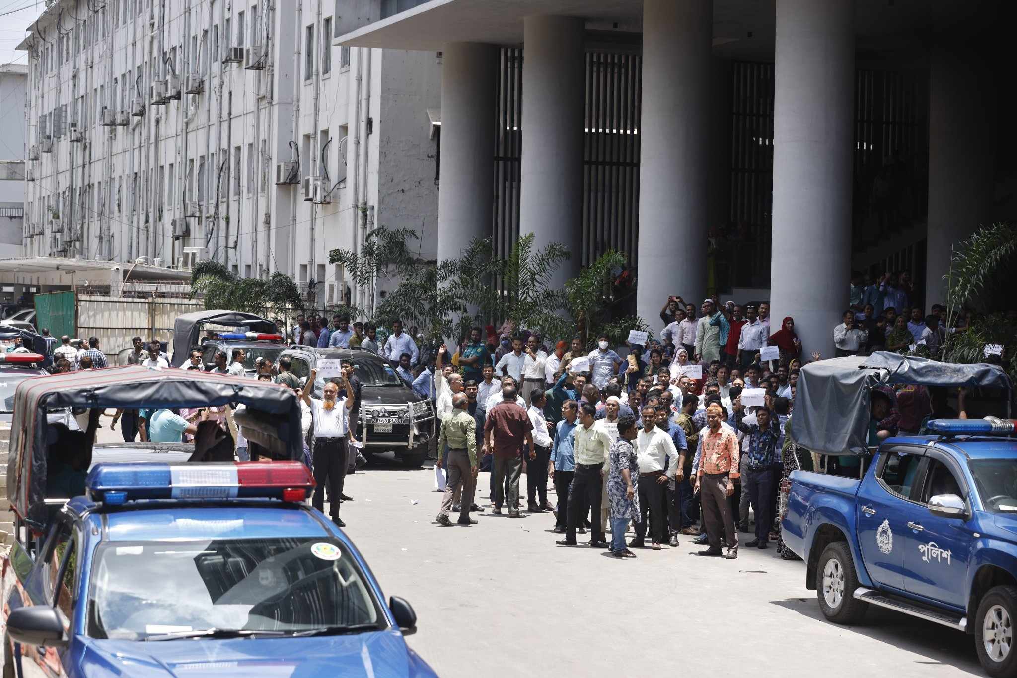 অধ্যাদেশ পুনর্মূল্যায়নের আশ্বাসে সচিবালয়ে কর্মচারীদের আন্দোলনে সাময়িক বিরতি