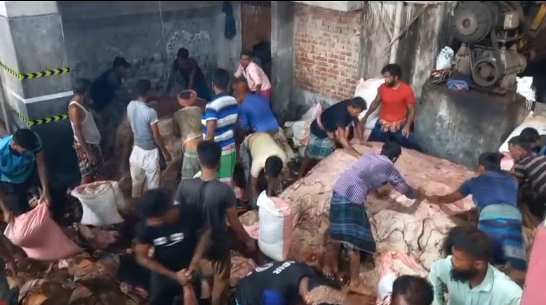 চামড়া সংরক্ষণে ব্যস্ত ট্যানারি শ্রমিক ও মালিকরা