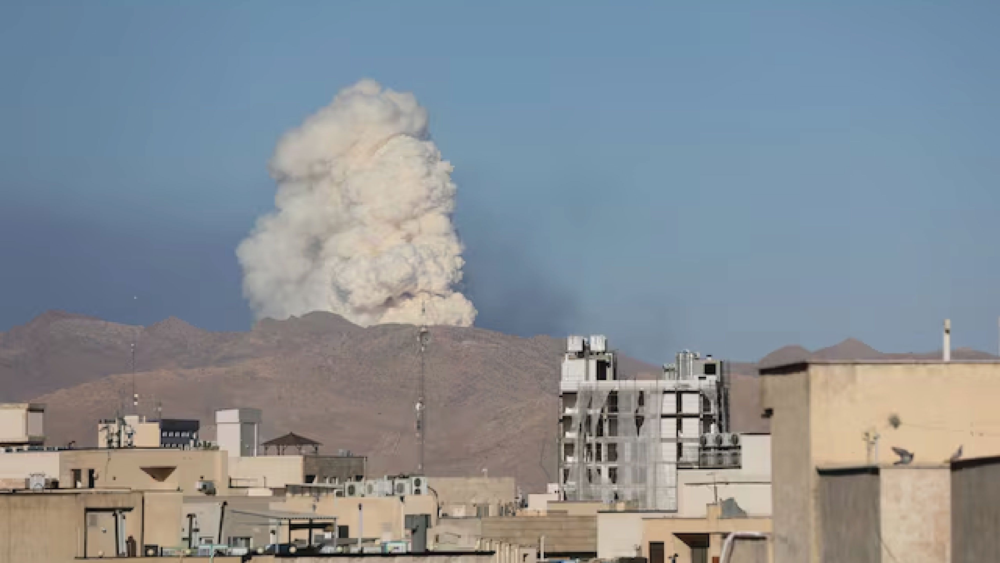 রাতভর ক্ষেপণাস্ত্র ছুড়েছে ইরান, টানা বিমান হামলা ইসরায়েলের