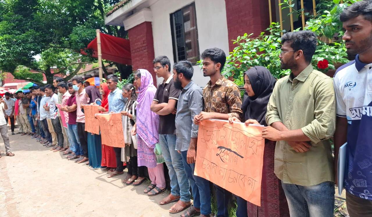 মাহমুদুলের মুক্তির দাবিতে রংপুর আদালত চত্বরে বেরোবি শিক্ষার্থীদের বিক্ষোভ