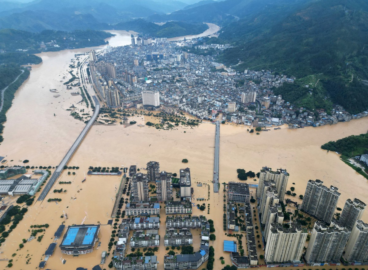 চীনের গুইঝৌ প্রদেশে বন্যা, আশ্রয়হীন ৮০ হাজারের বেশি মানুষ