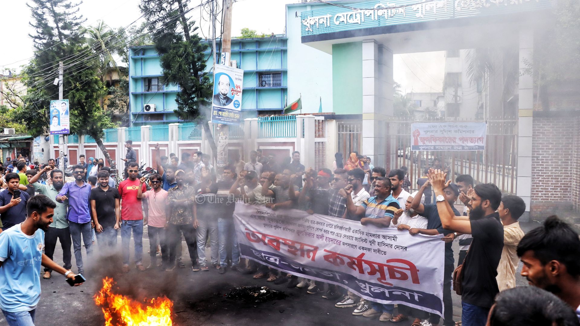 ২৪ ঘণ্টার মধ্যে কেএমপি কমিশনারের অপসারণ দাবিতে কঠোর হুঁশিয়ারি