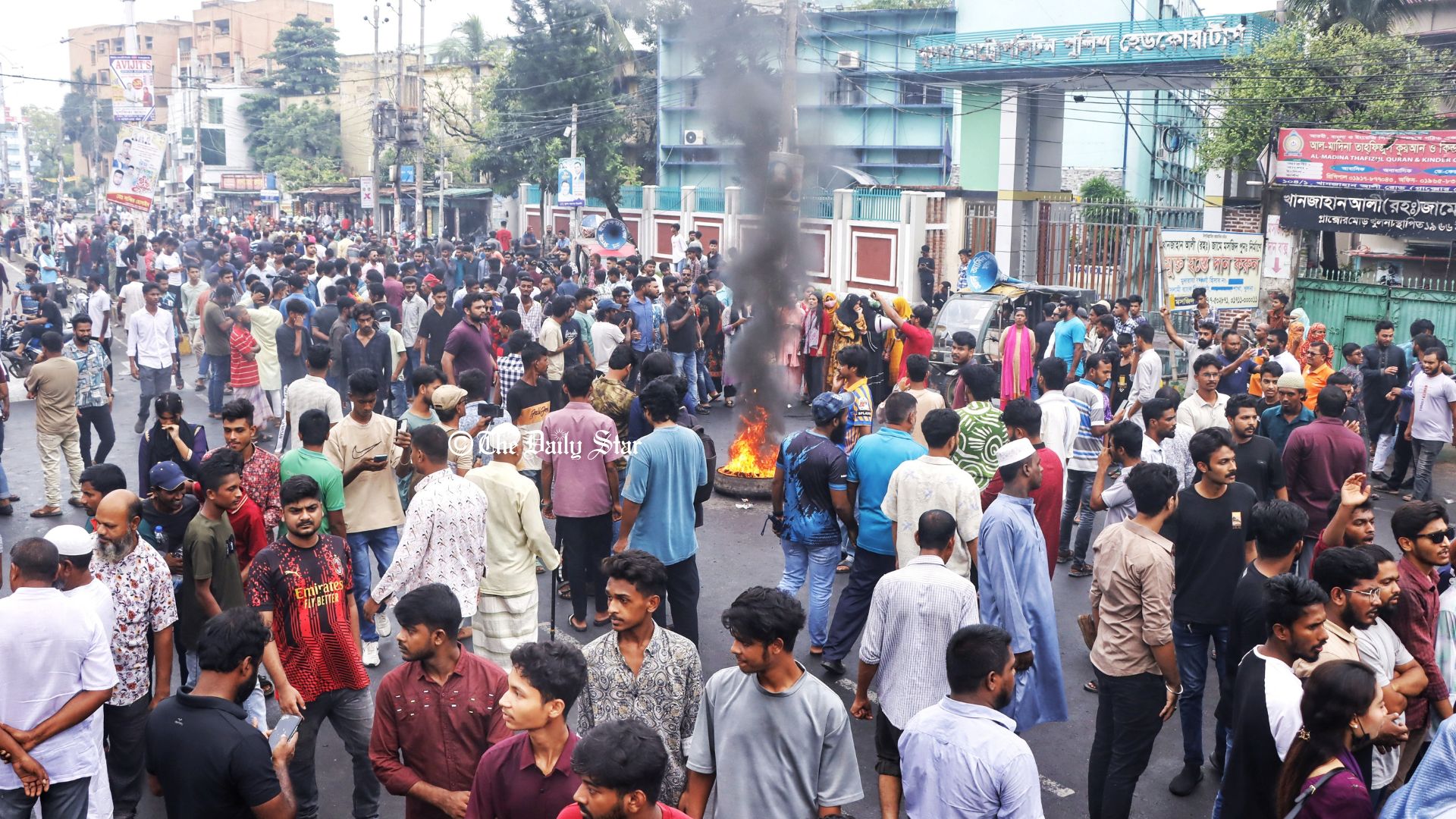 কেএমপি কমিশনারের অপসারণ দাবিতে তৃতীয় দিনের মতো বিক্ষোভ, সড়কে আগুন